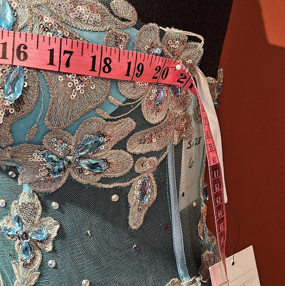 Floor-length beaded gown - Picture 14 of 16